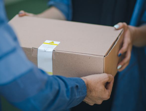 hombre con caja de pedido